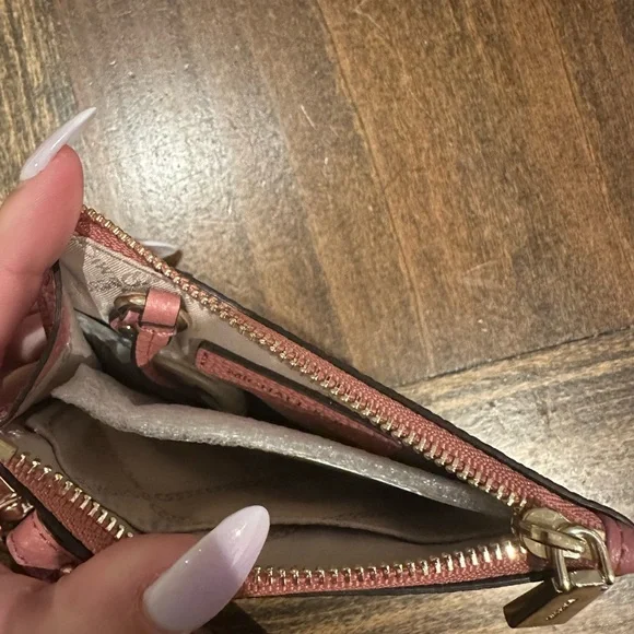 Micheal Kors Wristlet - Picture 3 of 4